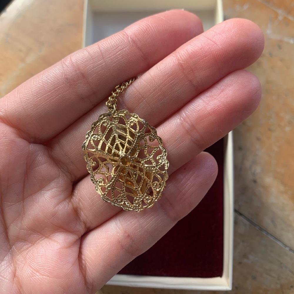 Vintage Virgin Mary Necklace - Picture 6 of 7